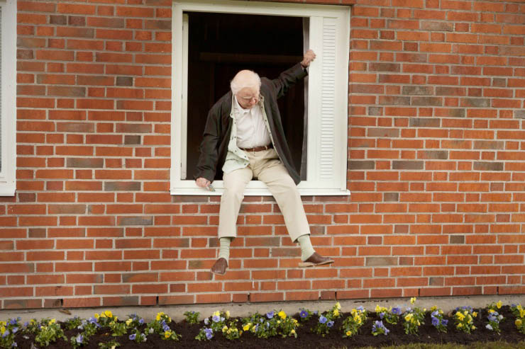 Foto EL ABUELO QUE SALTÓ POR LA VENTANA Y SE LARGÓ Foto EL ABUELO QUE SALTÓ POR LA VENTANA Y SE LARGÓ